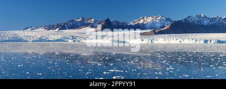 Der Gletscher Lilliehöökbreen zieht sich im Sommer in den Lilliehöök Fjord / Lilliehöökfjorden, Zweig von Krossfjorden in Albert I Land, Spitsbergen / Svalbard Stockfoto