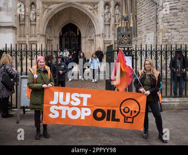 Just Stop Oil-Demonstranten halten vor Westminster Abbey ein Banner, während des Protestwochenendes „The Big One“ am Extinction Rebellion Weekend, April 2023, London, Großbritannien. Stockfoto