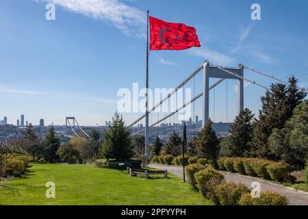 Die Fatih Sultan Mehmet Brücke in Istanbul, Türkei Stockfoto