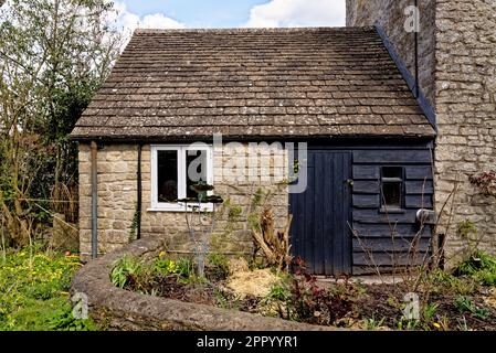 Landschaft des Dorfes Nunney an einem sonnigen Tag, Somerset, England, Großbritannien - 8. April 2023 Stockfoto