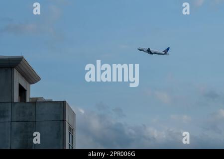 KENNER, LA, USA - 31. MÄRZ 2023: United Airlines Passagierflugzeug stürzt über den Louis Armstrong New Orleans International Airport in den Himmel Stockfoto