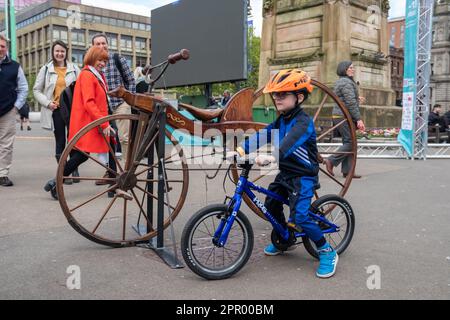 Glasgow, Schottland, Großbritannien. 25. April 2023. Die Veranstaltung findet 100 Tage vor Beginn der UCI-Radweltmeisterschaft am George Square statt. Kredit: Skully/Alamy Live News Stockfoto