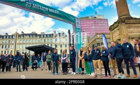 Glasgow, Schottland, Vereinigtes Königreich, 25. April 2023. Die 23 Million Mile Challenge in Partnerschaft mit Love to Ride wird 100 Tage dauern, bis das erste Radrennen-Mega-Event UCI stattfindet. bei der fahrradtour im rahmen der gedenkstätte wurde der hölzernen Fahrradroute von Dumfries nach Glasgow gewidmet, der ersten Fahrradtour, die der schottische Erfinder Kirkpatrick Macmillan 1842 auf dem Treadle-Fahrrad unternahm. George Square als die ursprüngliche Reise wurde von Katie Kookaburra und Jenny Tough nachgestellt und von Chris Hoye, Jody Cundy und dem lord Provost und einer Nachbildung des originalen Fahrrads aus dem Dumfries Museum empfangen. Credit Gerard Ferry Stockfoto