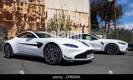 2021 Aston Martin Vantage F1 Edition & 2022 BMW M4 CSL, ausgestellt auf dem April Scramble im Bicester Heritage Centre am 23. April 2023 Stockfoto