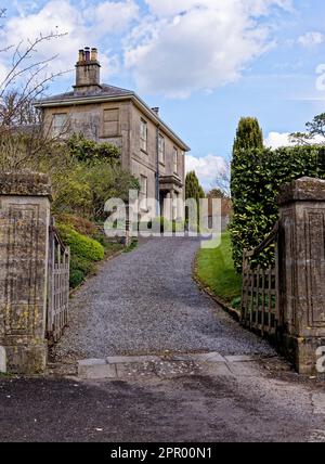 Landschaft des Dorfes Nunney an einem sonnigen Tag, Somerset, England, Großbritannien - 8. April 2023 Stockfoto