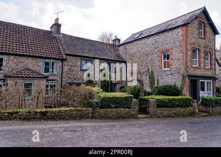 Landschaft des Dorfes Nunney an einem sonnigen Tag, Somerset, England, Großbritannien - 8. April 2023 Stockfoto