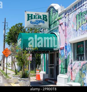 NEW ORLEANS, LA, USA - 22. APRIL 2023: The Herb Import Company on Canal Street Stockfoto