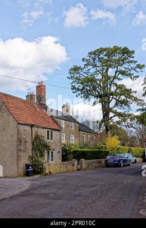 Landschaft des Dorfes Nunney an einem sonnigen Tag, Somerset, England, Großbritannien - 8. April 2023 Stockfoto