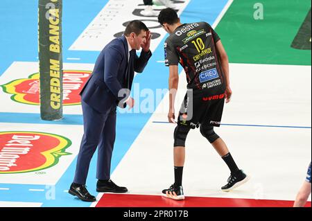 Civitanova Marche, Italien. 25. April 2023. Gianlorenzo Blengini (Coach von Cucine Lube Civitanova) und Barthelemy Chinenyeze #10 (Cucine Lube Civitanova) während des Play Off Semifinals - Cucine Lube Civitanova vs Allianz Milano, Volleyball Italian Serie A Men SuperLeague Championship in Civitanova Marche, Italien, April 25 2023 Live Photo Agency/Alamy Credit: Independent Photo News Stockfoto