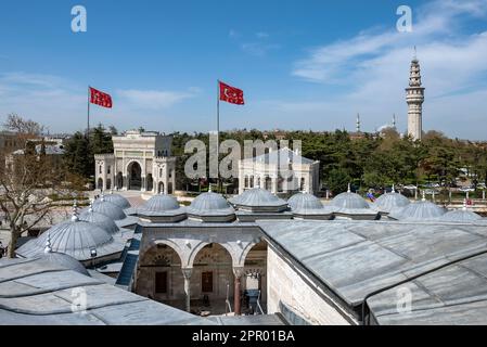 Der Beyazit-Platz im Stadtteil Fatih von Istanbul, Türkei Stockfoto