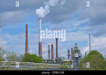 Industrieanlage, Rauchschornsteine, Raffinerie der Shell-Firma, Köln Deutschland Stockfoto