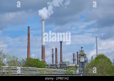 Industrieanlage, Rauchschornsteine, Raffinerie der Shell-Firma, Köln Deutschland Stockfoto