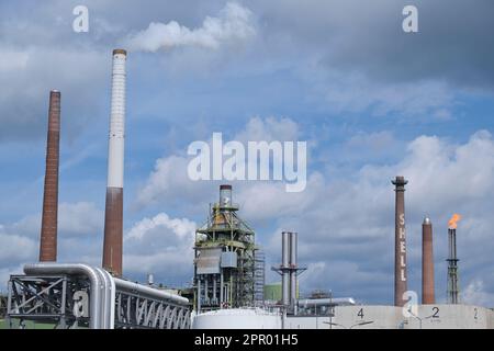 Industrieanlage, Rauchschornsteine, Raffinerie der Shell-Firma, Köln Deutschland Stockfoto