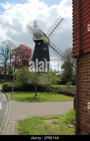 Croydon, London, Großbritannien. 25. April 2023 Die geheime Shirley Windmill in Croydon wird erstmals seit 3 Jahren für Besucher geöffnet. In einer ruhigen Sackgasse im Süden Londons befindet sich eine 170 Jahre alte Windmühle Shirley Windmill. Versteckt an der Upper Shirley Road in Croydon, in der Mitte von Postmill Close das berühmte Bauwerk ist leicht zu übersehen. Shirley Windmill ist ein verstecktes Juwel in Croydon und richtet dieses Jahr sieben Tage der offenen Tür aus. Der nächste Tag der offenen Tür ist am 14. Mai, gefolgt von sechs im Sommer, der letzte am 1. Oktober 2023. Kredit: Waldemar Sikora/Alamy Live News. Stockfoto