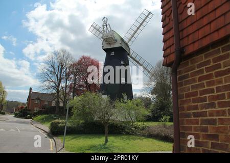 Croydon, London, Großbritannien. 25. April 2023 Die geheime Shirley Windmill in Croydon wird erstmals seit 3 Jahren für Besucher geöffnet. In einer ruhigen Sackgasse im Süden Londons befindet sich eine 170 Jahre alte Windmühle Shirley Windmill. Versteckt an der Upper Shirley Road in Croydon, in der Mitte von Postmill Close das berühmte Bauwerk ist leicht zu übersehen. Shirley Windmill ist ein verstecktes Juwel in Croydon und richtet dieses Jahr sieben Tage der offenen Tür aus. Der nächste Tag der offenen Tür ist am 14. Mai, gefolgt von sechs im Sommer, der letzte am 1. Oktober 2023. Kredit: Waldemar Sikora/Alamy Live News. Stockfoto