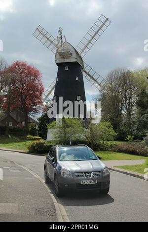 Croydon, London, Großbritannien. 25. April 2023 Die geheime Shirley Windmill in Croydon wird erstmals seit 3 Jahren für Besucher geöffnet. In einer ruhigen Sackgasse im Süden Londons befindet sich eine 170 Jahre alte Windmühle Shirley Windmill. Versteckt an der Upper Shirley Road in Croydon, in der Mitte von Postmill Close das berühmte Bauwerk ist leicht zu übersehen. Shirley Windmill ist ein verstecktes Juwel in Croydon und richtet dieses Jahr sieben Tage der offenen Tür aus. Der nächste Tag der offenen Tür ist am 14. Mai, gefolgt von sechs im Sommer, der letzte am 1. Oktober 2023. Kredit: Waldemar Sikora/Alamy Live News. Stockfoto