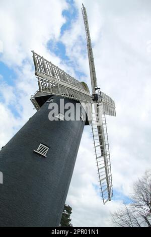 Croydon, London, Großbritannien. 25. April 2023 Die geheime Shirley Windmill in Croydon wird erstmals seit 3 Jahren für Besucher geöffnet. In einer ruhigen Sackgasse im Süden Londons befindet sich eine 170 Jahre alte Windmühle Shirley Windmill. Versteckt an der Upper Shirley Road in Croydon, in der Mitte von Postmill Close das berühmte Bauwerk ist leicht zu übersehen. Shirley Windmill ist ein verstecktes Juwel in Croydon und richtet dieses Jahr sieben Tage der offenen Tür aus. Der nächste Tag der offenen Tür ist am 14. Mai, gefolgt von sechs im Sommer, der letzte am 1. Oktober 2023. Kredit: Waldemar Sikora/Alamy Live News. Stockfoto