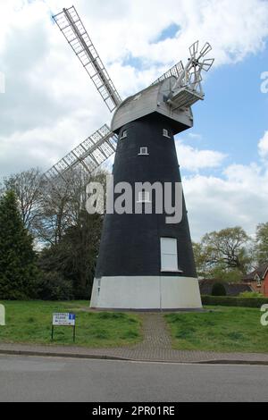 Croydon, London, Großbritannien. 25. April 2023 Die geheime Shirley Windmill in Croydon wird erstmals seit 3 Jahren für Besucher geöffnet. In einer ruhigen Sackgasse im Süden Londons befindet sich eine 170 Jahre alte Windmühle Shirley Windmill. Versteckt an der Upper Shirley Road in Croydon, in der Mitte von Postmill Close das berühmte Bauwerk ist leicht zu übersehen. Shirley Windmill ist ein verstecktes Juwel in Croydon und richtet dieses Jahr sieben Tage der offenen Tür aus. Der nächste Tag der offenen Tür ist am 14. Mai, gefolgt von sechs im Sommer, der letzte am 1. Oktober 2023. Kredit: Waldemar Sikora/Alamy Live News. Stockfoto