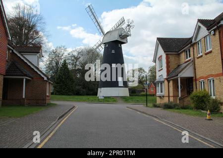 Croydon, London, Großbritannien. 25. April 2023 Die geheime Shirley Windmill in Croydon wird erstmals seit 3 Jahren für Besucher geöffnet. In einer ruhigen Sackgasse im Süden Londons befindet sich eine 170 Jahre alte Windmühle Shirley Windmill. Versteckt an der Upper Shirley Road in Croydon, in der Mitte von Postmill Close das berühmte Bauwerk ist leicht zu übersehen. Shirley Windmill ist ein verstecktes Juwel in Croydon und richtet dieses Jahr sieben Tage der offenen Tür aus. Der nächste Tag der offenen Tür ist am 14. Mai, gefolgt von sechs im Sommer, der letzte am 1. Oktober 2023. Kredit: Waldemar Sikora/Alamy Live News. Stockfoto