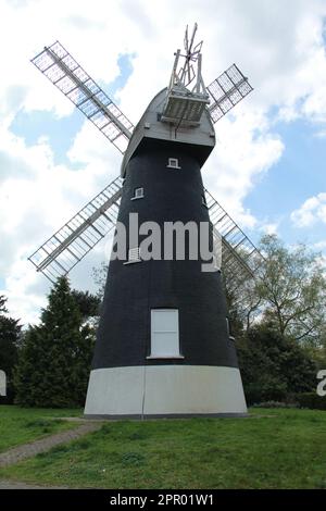 Croydon, London, Großbritannien. 25. April 2023 Die geheime Shirley Windmill in Croydon wird erstmals seit 3 Jahren für Besucher geöffnet. In einer ruhigen Sackgasse im Süden Londons befindet sich eine 170 Jahre alte Windmühle Shirley Windmill. Versteckt an der Upper Shirley Road in Croydon, in der Mitte von Postmill Close das berühmte Bauwerk ist leicht zu übersehen. Shirley Windmill ist ein verstecktes Juwel in Croydon und richtet dieses Jahr sieben Tage der offenen Tür aus. Der nächste Tag der offenen Tür ist am 14. Mai, gefolgt von sechs im Sommer, der letzte am 1. Oktober 2023. Kredit: Waldemar Sikora/Alamy Live News. Stockfoto