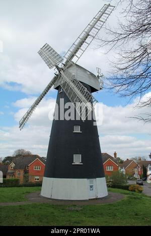 Croydon, London, Großbritannien. 25. April 2023 Die geheime Shirley Windmill in Croydon wird erstmals seit 3 Jahren für Besucher geöffnet. In einer ruhigen Sackgasse im Süden Londons befindet sich eine 170 Jahre alte Windmühle Shirley Windmill. Versteckt an der Upper Shirley Road in Croydon, in der Mitte von Postmill Close das berühmte Bauwerk ist leicht zu übersehen. Shirley Windmill ist ein verstecktes Juwel in Croydon und richtet dieses Jahr sieben Tage der offenen Tür aus. Der nächste Tag der offenen Tür ist am 14. Mai, gefolgt von sechs im Sommer, der letzte am 1. Oktober 2023. Kredit: Waldemar Sikora/Alamy Live News. Stockfoto