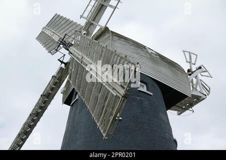 Croydon, London, Großbritannien. 25. April 2023 Die geheime Shirley Windmill in Croydon wird erstmals seit 3 Jahren für Besucher geöffnet. In einer ruhigen Sackgasse im Süden Londons befindet sich eine 170 Jahre alte Windmühle Shirley Windmill. Versteckt an der Upper Shirley Road in Croydon, in der Mitte von Postmill Close das berühmte Bauwerk ist leicht zu übersehen. Shirley Windmill ist ein verstecktes Juwel in Croydon und richtet dieses Jahr sieben Tage der offenen Tür aus. Der nächste Tag der offenen Tür ist am 14. Mai, gefolgt von sechs im Sommer, der letzte am 1. Oktober 2023. Kredit: Waldemar Sikora/Alamy Live News. Stockfoto