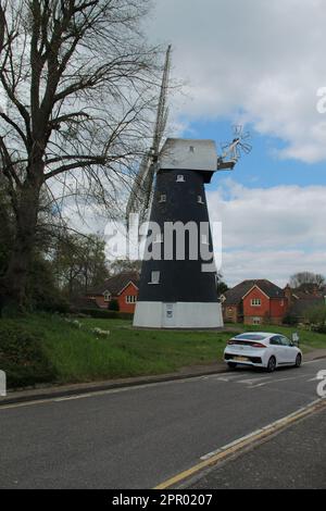 Croydon, London, Großbritannien. 25. April 2023 Die geheime Shirley Windmill in Croydon wird erstmals seit 3 Jahren für Besucher geöffnet. In einer ruhigen Sackgasse im Süden Londons befindet sich eine 170 Jahre alte Windmühle Shirley Windmill. Versteckt an der Upper Shirley Road in Croydon, in der Mitte von Postmill Close das berühmte Bauwerk ist leicht zu übersehen. Shirley Windmill ist ein verstecktes Juwel in Croydon und richtet dieses Jahr sieben Tage der offenen Tür aus. Der nächste Tag der offenen Tür ist am 14. Mai, gefolgt von sechs im Sommer, der letzte am 1. Oktober 2023. Kredit: Waldemar Sikora/Alamy Live News. Stockfoto