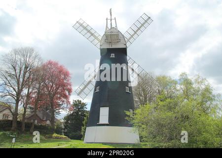 Croydon, London, Großbritannien. 25. April 2023 Die geheime Shirley Windmill in Croydon wird erstmals seit 3 Jahren für Besucher geöffnet. In einer ruhigen Sackgasse im Süden Londons befindet sich eine 170 Jahre alte Windmühle Shirley Windmill. Versteckt an der Upper Shirley Road in Croydon, in der Mitte von Postmill Close das berühmte Bauwerk ist leicht zu übersehen. Shirley Windmill ist ein verstecktes Juwel in Croydon und richtet dieses Jahr sieben Tage der offenen Tür aus. Der nächste Tag der offenen Tür ist am 14. Mai, gefolgt von sechs im Sommer, der letzte am 1. Oktober 2023. Kredit: Waldemar Sikora/Alamy Live News. Stockfoto