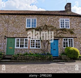 Landschaft des Dorfes Nunney an einem sonnigen Tag, Somerset, England, Großbritannien - 8. April 2023 Stockfoto