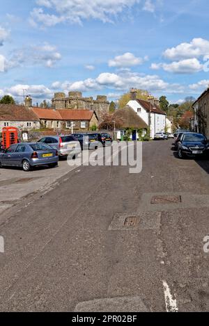 Landschaft des Dorfes Nunney an einem sonnigen Tag, Somerset, England, Großbritannien - 8. April 2023 Stockfoto