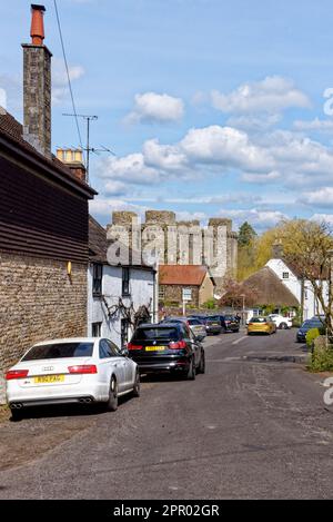 Landschaft des Dorfes Nunney an einem sonnigen Tag, Somerset, England, Großbritannien - 8. April 2023 Stockfoto