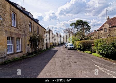 Landschaft des Dorfes Nunney an einem sonnigen Tag, Somerset, England, Großbritannien - 8. April 2023 Stockfoto