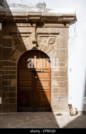 Eingangstür zu einem alten Haus in der Medina von Essaouira. Stockfoto