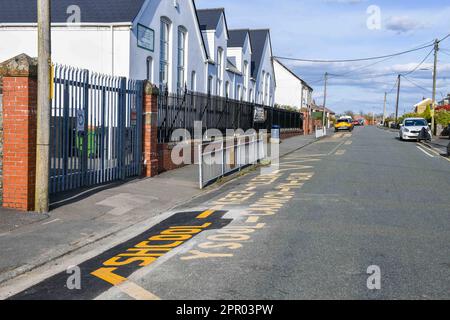 Arbeiter wurden an einer walisischen Grundschule mit rotem Gesicht zurückgelassen, nachdem sie das Wort "Schule" außerhalb von Llangyfelach Primary in Swansea falsch geschrieben hatten. Es ist das zweite Mal, dass ein Rechtschreibfehler auf Straßenmarkierungen draußen auftritt, nachdem das walisische Wort aus der Schule "Ysgol" in den letzten Jahren falsch geschrieben wurde. Rob Stewart, Vorsitzender des Swansea Council, kommentierte in den sozialen Medien: „Zum Glück gehört es nicht zu uns. Es ist nicht der Swansea Council anscheinend hat Wales & West Utilities vor kurzem dort gearbeitet und wird zurückkehren, um das Problem zu beheben.“ Stockfoto