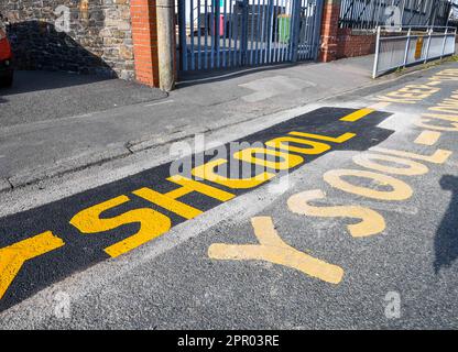 Arbeiter wurden an einer walisischen Grundschule mit rotem Gesicht zurückgelassen, nachdem sie das Wort "Schule" außerhalb von Llangyfelach Primary in Swansea falsch geschrieben hatten. Es ist das zweite Mal, dass ein Rechtschreibfehler auf Straßenmarkierungen draußen auftritt, nachdem das walisische Wort aus der Schule "Ysgol" in den letzten Jahren falsch geschrieben wurde. Rob Stewart, Vorsitzender des Swansea Council, kommentierte in den sozialen Medien: „Zum Glück gehört es nicht zu uns. Es ist nicht der Swansea Council anscheinend hat Wales & West Utilities vor kurzem dort gearbeitet und wird zurückkehren, um das Problem zu beheben.“ Stockfoto