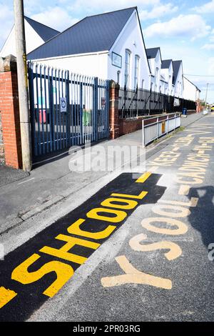 Arbeiter wurden an einer walisischen Grundschule mit rotem Gesicht zurückgelassen, nachdem sie das Wort "Schule" außerhalb von Llangyfelach Primary in Swansea falsch geschrieben hatten. Es ist das zweite Mal, dass ein Rechtschreibfehler auf Straßenmarkierungen draußen auftritt, nachdem das walisische Wort aus der Schule "Ysgol" in den letzten Jahren falsch geschrieben wurde. Rob Stewart, Vorsitzender des Swansea Council, kommentierte in den sozialen Medien: „Zum Glück gehört es nicht zu uns. Es ist nicht der Swansea Council anscheinend hat Wales & West Utilities vor kurzem dort gearbeitet und wird zurückkehren, um das Problem zu beheben.“ Stockfoto