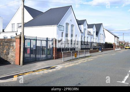 Arbeiter wurden an einer walisischen Grundschule mit rotem Gesicht zurückgelassen, nachdem sie das Wort "Schule" außerhalb von Llangyfelach Primary in Swansea falsch geschrieben hatten. Es ist das zweite Mal, dass ein Rechtschreibfehler auf Straßenmarkierungen draußen auftritt, nachdem das walisische Wort aus der Schule "Ysgol" in den letzten Jahren falsch geschrieben wurde. Rob Stewart, Vorsitzender des Swansea Council, kommentierte in den sozialen Medien: „Zum Glück gehört es nicht zu uns. Es ist nicht der Swansea Council anscheinend hat Wales & West Utilities vor kurzem dort gearbeitet und wird zurückkehren, um das Problem zu beheben.“ Stockfoto