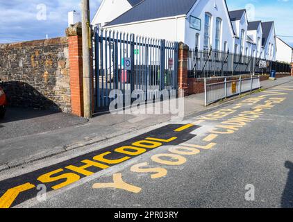 Arbeiter wurden an einer walisischen Grundschule mit rotem Gesicht zurückgelassen, nachdem sie das Wort "Schule" außerhalb von Llangyfelach Primary in Swansea falsch geschrieben hatten. Es ist das zweite Mal, dass ein Rechtschreibfehler auf Straßenmarkierungen draußen auftritt, nachdem das walisische Wort aus der Schule "Ysgol" in den letzten Jahren falsch geschrieben wurde. Rob Stewart, Vorsitzender des Swansea Council, kommentierte in den sozialen Medien: „Zum Glück gehört es nicht zu uns. Es ist nicht der Swansea Council anscheinend hat Wales & West Utilities vor kurzem dort gearbeitet und wird zurückkehren, um das Problem zu beheben.“ Stockfoto