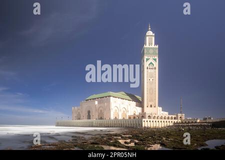 Monumentale Moschee Hassam II. Auf dem Sidi Mohammed Ben Abdallah Boulevard am Meer. Stockfoto