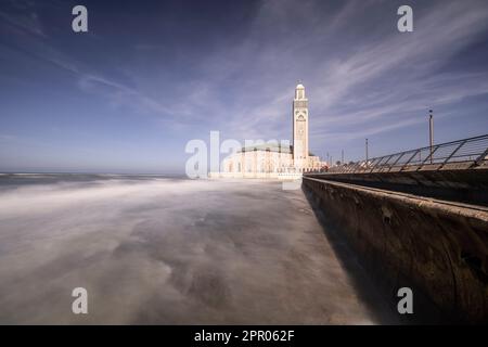 Monumentale Moschee Hassam II. Auf dem Sidi Mohammed Ben Abdallah Boulevard am Meer. Stockfoto