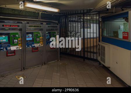 Nahaufnahme des Innenraums der U-Bahn mit automatischen Fahrkartenautomaten. New York. USA. Stockfoto