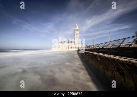 Monumentale Moschee Hassam II. Auf dem Sidi Mohammed Ben Abdallah Boulevard am Meer. Stockfoto