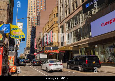 Farbenfrohe Aussicht auf New York Manhattan mit Blick auf das Musical Theater am Broadway an einem hellen Tag. New York. USA. Stockfoto