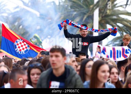 Split, Kroatien. 25. April 2023. Fans von Hajduk Split nehmen am 25. April 2023 an der Promenade in Split, Kroatien, Teil, die einen Tag nach dem Finale der UEFA Youth League zwischen AZ Alkmaar und Hajduk Split stattfindet. Foto: Milan Sabic/PIXSELL Guthaben: Pixsell/Alamy Live News Stockfoto