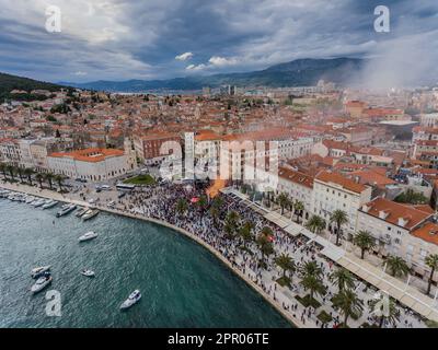 Split, Kroatien. 25. April 2023. Ein dron-Foto zeigt, wie ein Fans von Hajduk Split am 25. April 2023 an der Promenade in Split, Kroatien, am Tag nach dem Finalspiel der UEFA Youth League zwischen AZ Alkmaar und Hajduk Split teilnimmt. Foto: Milan Sabic/PIXSELL Guthaben: Pixsell/Alamy Live News Stockfoto