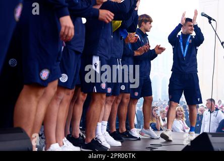 Split, Kroatien. 25. April 2023. Hajduk Split-Spieler werden während der Willkommensfeier einen Tag nach dem Finale der UEFA Youth League zwischen AZ Alkmaar und Hajduk Split auf der Promenade in Split, Kroatien am 25. April 2023, gesehen. Foto: Milan Sabic/PIXSELL Guthaben: Pixsell/Alamy Live News Stockfoto