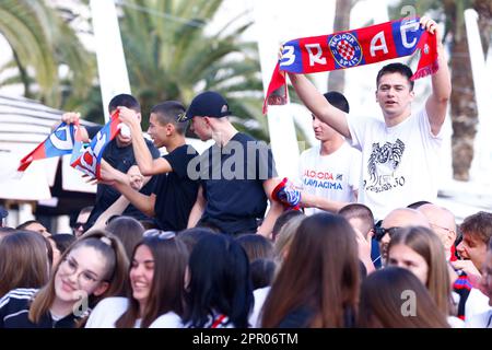 Split, Kroatien. 25. April 2023. Fans von Hajduk Split nehmen am 25. April 2023 an der Promenade in Split, Kroatien, Teil, die einen Tag nach dem Finale der UEFA Youth League zwischen AZ Alkmaar und Hajduk Split stattfindet. Foto: Milan Sabic/PIXSELL Guthaben: Pixsell/Alamy Live News Stockfoto