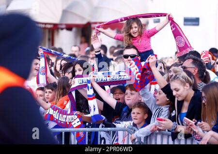 Split, Kroatien. 25. April 2023. Fans von Hajduk Split nehmen am 25. April 2023 an der Promenade in Split, Kroatien, Teil, die einen Tag nach dem Finale der UEFA Youth League zwischen AZ Alkmaar und Hajduk Split stattfindet. Foto: Milan Sabic/PIXSELL Guthaben: Pixsell/Alamy Live News Stockfoto