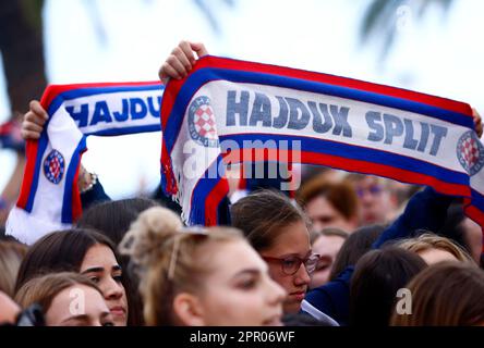 Split, Kroatien. 25. April 2023. Fans von Hajduk Split nehmen am 25. April 2023 an der Promenade in Split, Kroatien, Teil, die einen Tag nach dem Finale der UEFA Youth League zwischen AZ Alkmaar und Hajduk Split stattfindet. Foto: Milan Sabic/PIXSELL Guthaben: Pixsell/Alamy Live News Stockfoto