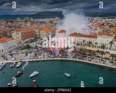 Split, Kroatien. 25. April 2023. Ein dron-Foto zeigt, wie ein Fans von Hajduk Split am 25. April 2023 an der Promenade in Split, Kroatien, am Tag nach dem Finalspiel der UEFA Youth League zwischen AZ Alkmaar und Hajduk Split teilnimmt. Foto: Milan Sabic/PIXSELL Guthaben: Pixsell/Alamy Live News Stockfoto